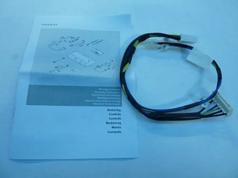 Kabel mit mehreren Anschlüssen, begleitet von einer Montageanleitung. Das Produkt stammt von der Marke Remeha und dient zur elektrischen Verbindung.